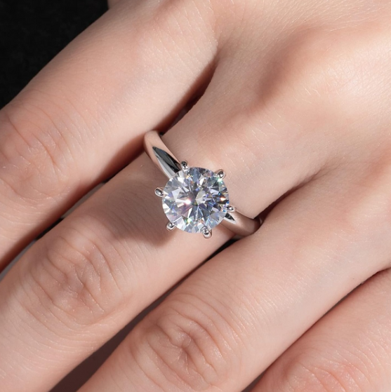 Brilliant Moissanite Solitaire Ring – Elegant 925 Silver Engagement Gift