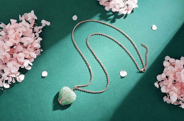 Elegant 23-Inch Steel Necklace – Sparkling Green Crystal Pendant