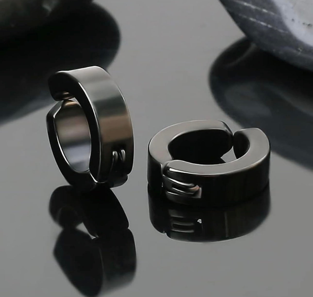 Minimalist Black Stainless Steel 4mm Clip-On Huggie Hoop Earrings (Non-Piercing)