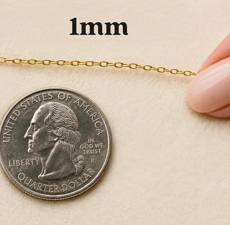 Gold chain with a U.S. quarter dollar coin on a beige background, showing the thickness of 1mm.