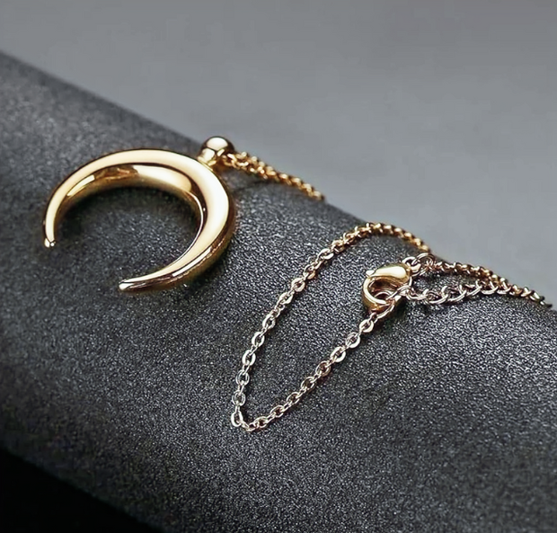Elegant 17-Inch Crescent Moon Pendant – Polished Steel Chain
