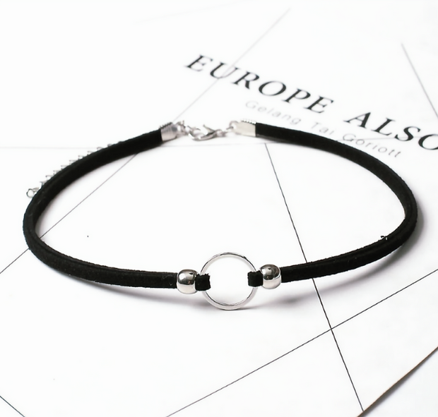 Black Velvet Choker – 1" Circle Pendant & Adjustable Chain