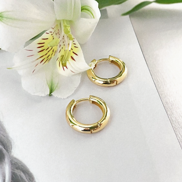 Classic 1.1 cm Gold-Tone Hoops – Durable Stainless Steel