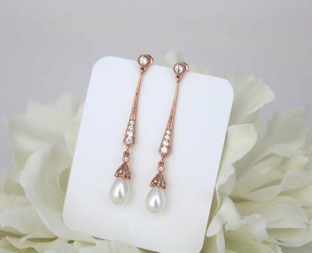 Refined Pearl & Crystal Dangle Earrings – Vintage-Inspired Accessory