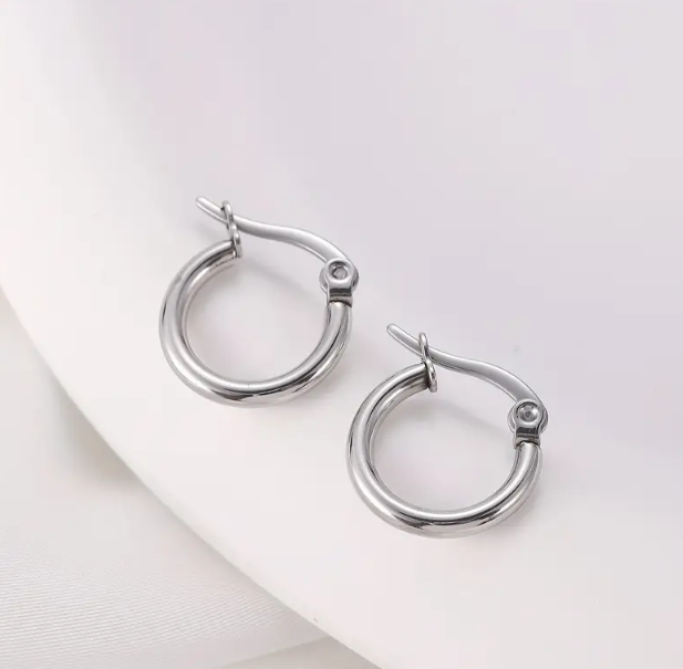 Classic 2 cm Hoop Earrings – Sleek Stainless Steel Everyday Jewelry