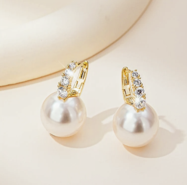 Timeless Pearl & Sparkle Stud Earrings – Luxurious Minimalist Jewelry