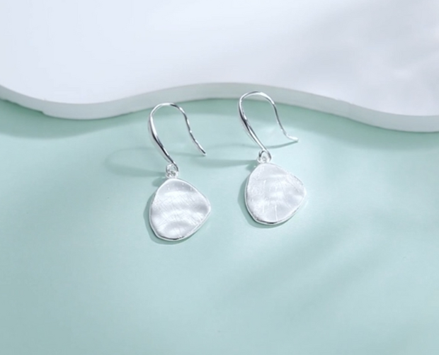 Textured Hammered Disc Dangle Earrings – Vintage-Inspired Accessory